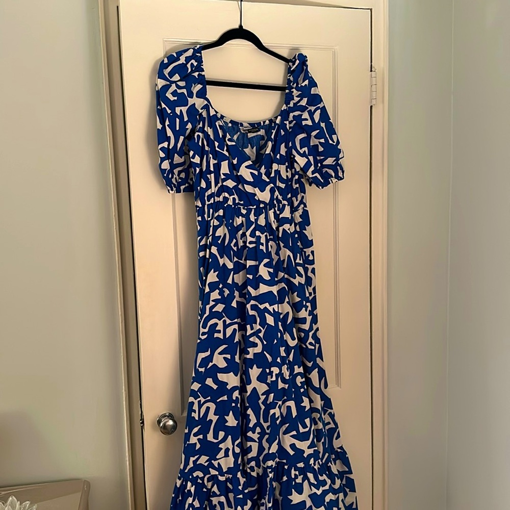 Worn twice. Zara puff-sleeved maxi dress with blue and white pattern. Size XL.